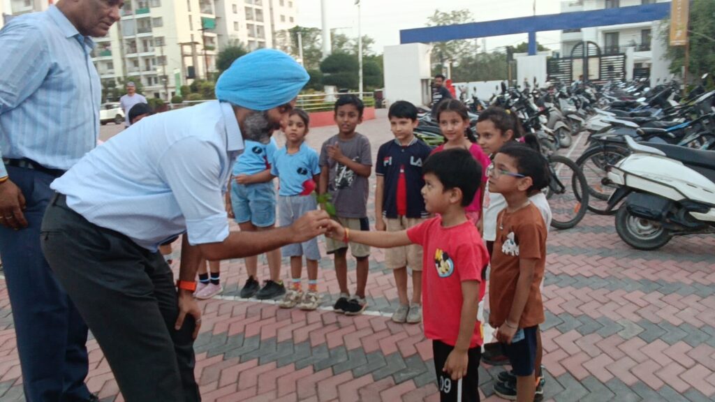 REWA: नन्हें खिलाड़ी के हाथ में गुलाब देख हैरान हुए एसपी डॉ.गुरुकरण सिंह, बच्चों को दिए कई टिप्स…