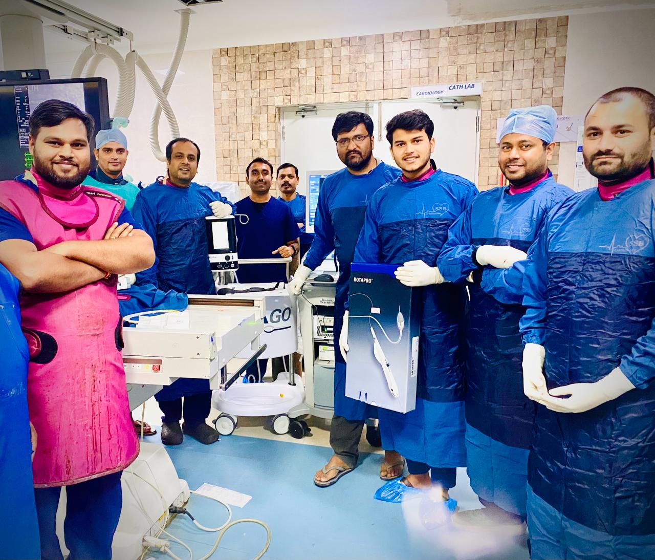 सफल सर्जरी के बाद टीम के साथ डॉ.व्हीडी त्रिपाठी