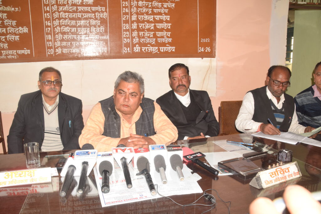 अधिवक्ता संघ रीवा मुख्य न्यायाधिपति उच्च न्यायालय से मिला, सभी मांगें पूरी की जायेंगी…