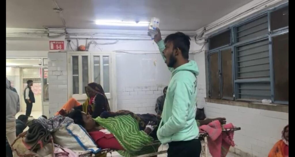 SGMH REWA:बोतल हाथ में लिए घंटों खड़ा रहा मरीज का अटेंडर…