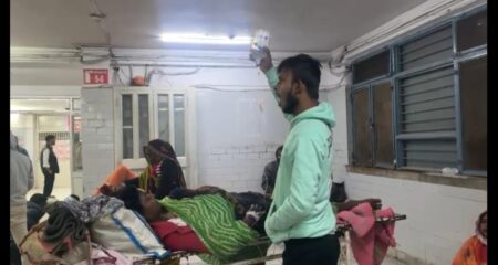 SGMH REWA:बोतल हाथ में लिए घंटों खड़ा रहा मरीज का अटेंडर…