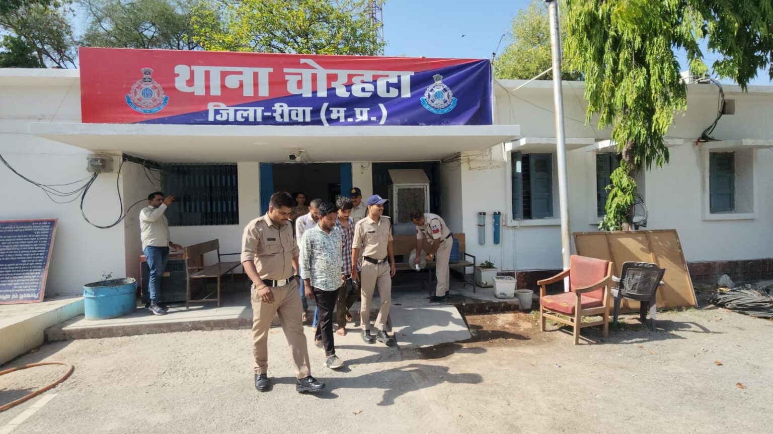 REWA NEWS:चोरहटा पुलिस ने टेकुआ में रेलवे ट्रैक के किनारे की घेराबंदी…