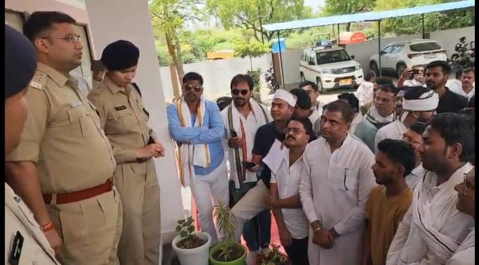 यूट्यूबर मनीष पटेल पर कार्रवाई के विरोध में एसपी आफिस पहुंचे लोग, दर्ज है 6 प्रकरण…