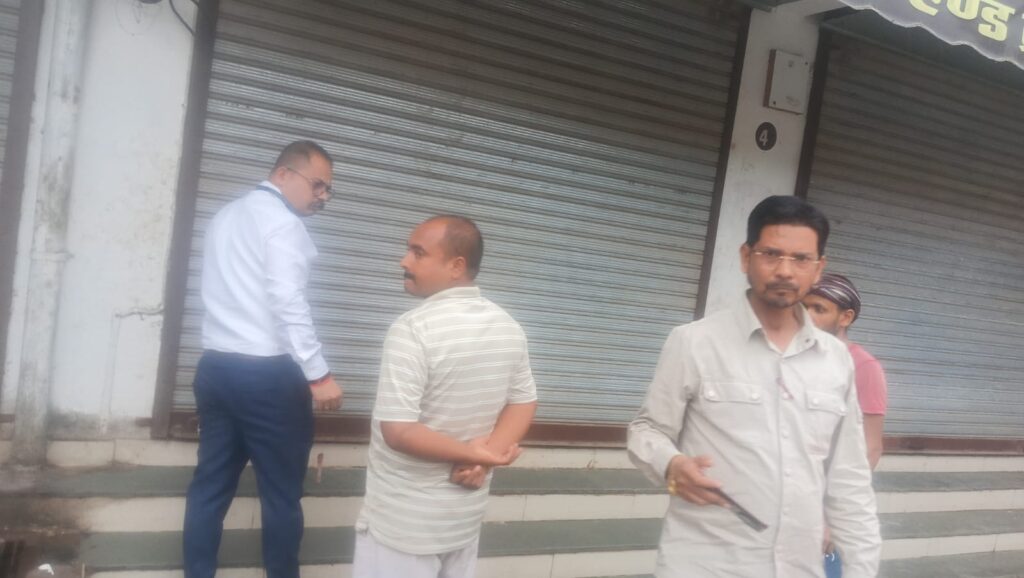 नियमों की अनदेखी पर ब्रजवासी स्वीट्स सील, निलंबित लाइसेंस के बाद भी जारी था कारोबार…