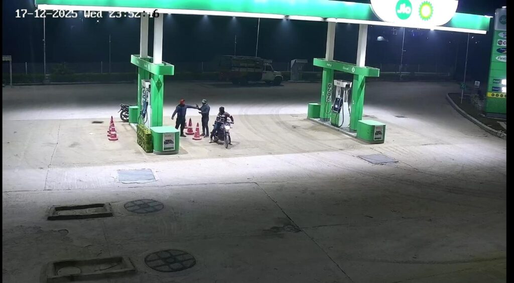 पिस्टल अड़ाकर कर रीवा के दो पेट्रोल पम्प में लूट की वारदात से हड़कंप…