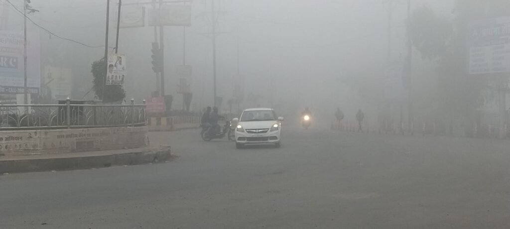 कोहरे की आगोश में डूबा रीवा शहर! 5 फिट तक कुछ दिख नहीं रहा…