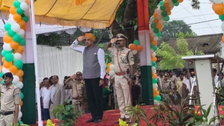 सीधी में स्वतंत्रता दिवस समारोह: कलेक्टर विकास मिश्रा ने किया ध्वजारोहण, परेड की ली सलामी…
