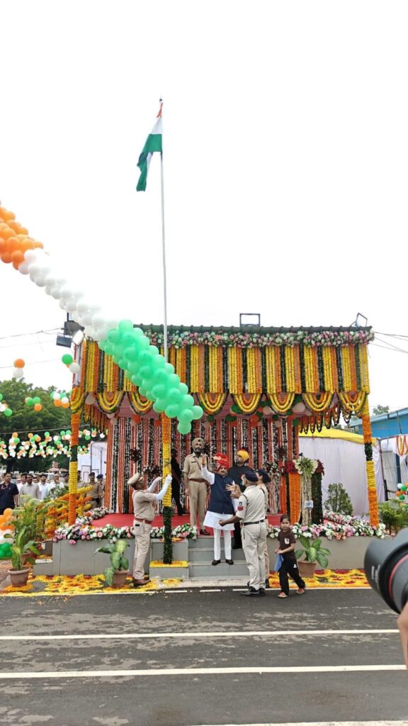स्वतंत्रता दिवस पर डिप्टी सीएम राजेंद्र शुक्ल ने किया ध्वजारोहण, 15 बंदियों की रिहाई…