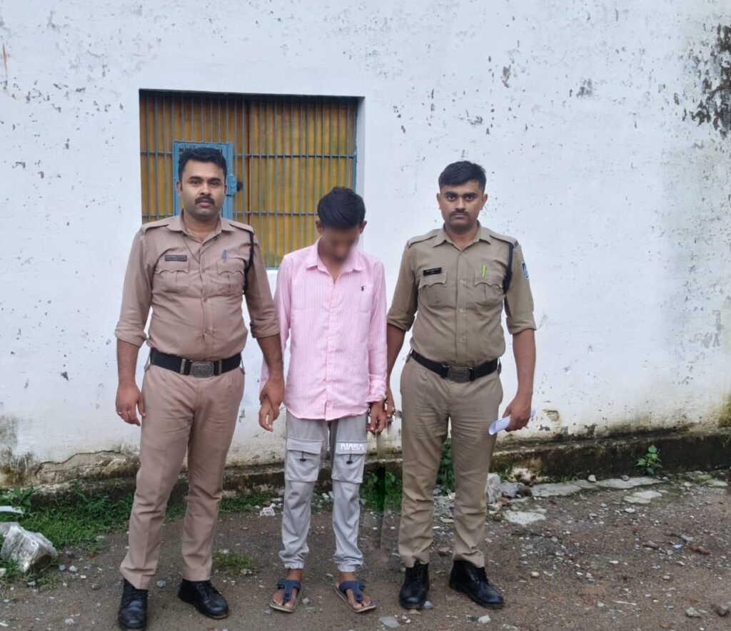 सेमरिया पुलिस की बड़ी कार्यवाही, अवैध कट्टा लहराने वाले सह आरोपी को किया गिरफ्तार, आरोपी के पूर्व से है कई आपराधिक मामले…