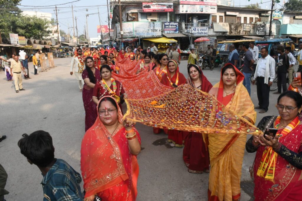Rewa News:अखिल भारतीय ब्राह्मण समाज महिला मोर्चा ने निकाली विशाल चुनरी यात्रा, रानी तालाब मंदिर में माता रानी को अर्पित की 51 मीटर चुनरी….