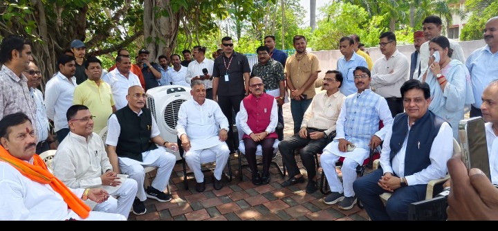 प्रशासनिक भवन के सामने पार्क में स्थापित की गई विवेकानंद जी की प्रतिमा, उच्च शिक्षा मंत्री इंदर सिंह परमार ने किया अनावरण…