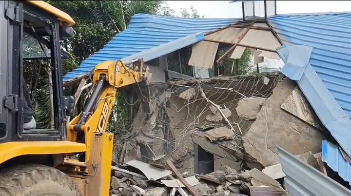 Rewa: बीहर नदी के ग्रीन बेल्ट में चला निगम का बुलडोजर, बद्रिका फार्म हाउस का अवैध निर्माण ढहाया